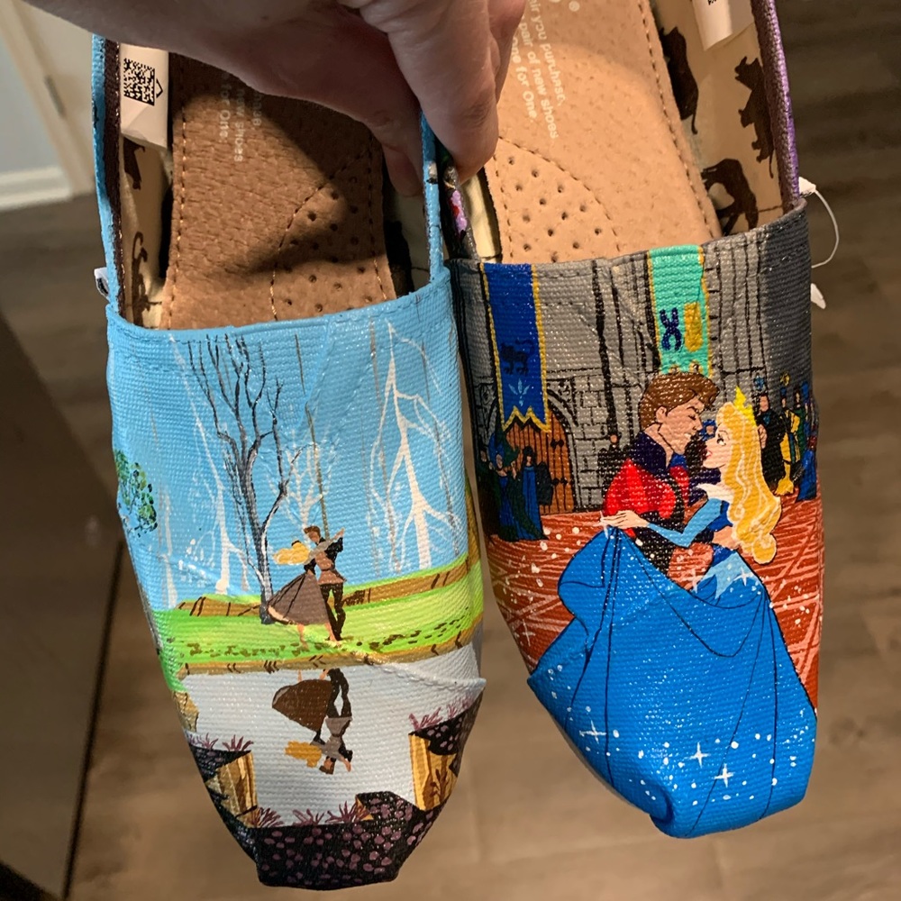 HAND PAINTED SLEEPING BEAUTY TOMS SIZE 6.5 IN WOMENS